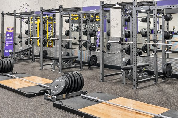 Power Racks and Deadlift Platforms Power racks and deadlift platforms in Planet Fitness